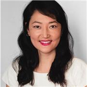 Englisch-Tutorin, der Kinder aller Altersgruppen Englisch unterrichtet.